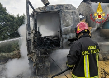 Carico di mangini in fumo, autotreno in fiamme nei pressi di Castel Viscardo