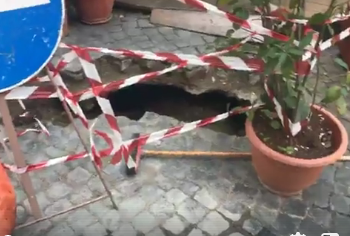 VIDEO NEWS – La Rupe sprofonda, si apre voragine a Piazza Ranieri. Traffico deviato per bus “Linea 5”