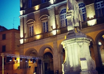 Acquapendente, appello di un cittadino al Comune per pulizia lampioni artistici nel centro storico