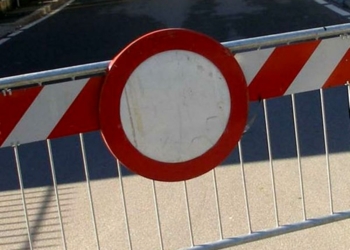 Manutenzione ordinaria tetto, traffico interrotto in Via del Popolo