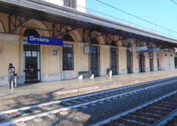 Pendolari esasperati, a causa di un guasto tecnico l’Euronight 294 bypassa la fermata di Orvieto