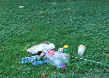 Quando l’inciviltà non passa mai di moda, i giardinetti dello Scalo invasi dai rifiuti