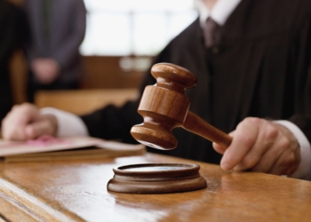 Abbandona il suo cavallo, l’animale lo trascina in tribunale