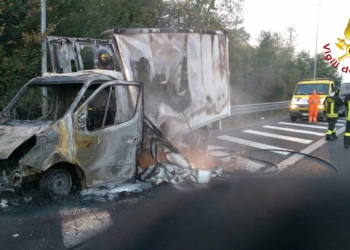 Fuoco lungo l’Autostrada, in fiamme un furgone Dhl