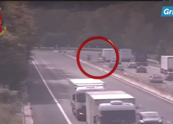 VIDEO NEWS – Inseguimento in autostrada: la Polizia blocca finti Finanzieri dopo una rapina