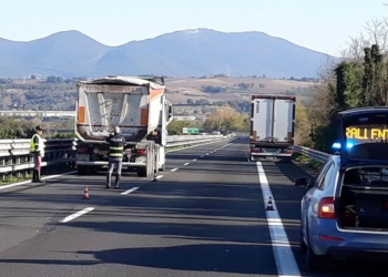 Avaria in autostrada, scende dalla macchina per controllare. Tir la travolge, traportata d’urgenza al Santa Maria di Terni