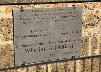 Scoperta la targa in onore del sindaco emerito Wladimiro Giulietti. Germani: “Dobbiamo tornare all’insegnamento che viene dai politici dell’epoca”