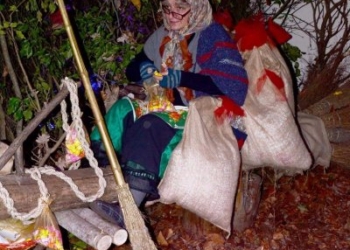 E’ arrivata la Befana al Caffeina Christmas Village. La vecchina amica incontra i bambini nella Biblioteca Fantastica