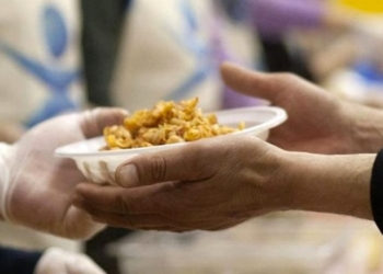 Pranzo dei poveri, consiglieri e dipendenti servono a tavola