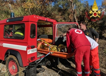 Cade in un dirupo e si frattura la gamba, salvato dai Vvff
