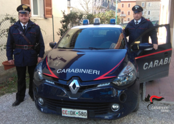 Auto in panne sulla strada, il conducente se la prende con i carabinieri che lo soccorrono