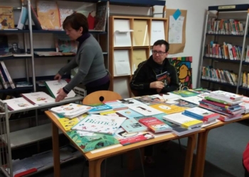 L’associazione Aladino dona libri inclusivi alla biblioteca di Terni, nell’ambito del progetto Crescere insieme