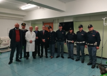 Il questore e 10 operatori della Polizia al Santa Maria per donare sangue
