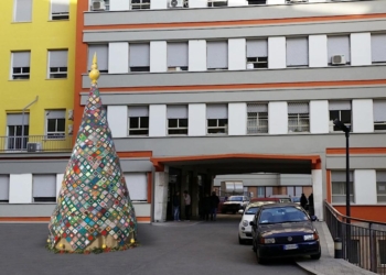Un albero all’uncinetto per colorare il Natale 2019 del reparto di Oncologia del Santa Maria di Terni