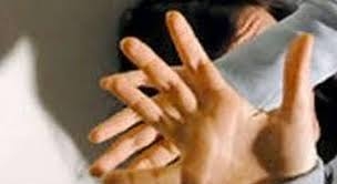 Pesta a sangue alla moglie e rapisce i figli