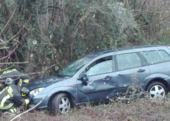 Strade come lastre di ghiaccio, automobilista perde il controllo dell’auto e finisce nella scarpata