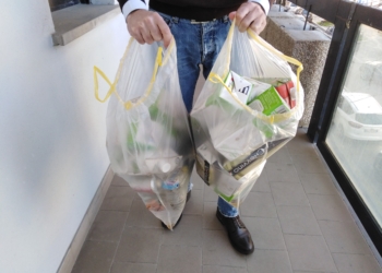 Dissemina rifiuti lungo la strada, un cittadino li raccoglie e fonda un “Comitato Anti Degrado”