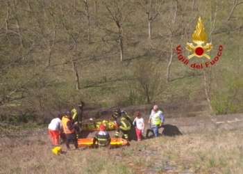 Si getta in una scarpata per evitare un tir, ferito sull’A1