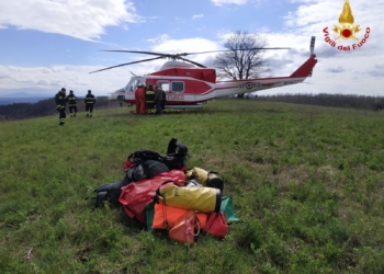 Ritrovato in fondo a un dirupo di 50 metri l’uomo scomparso da Olmo. Le operazioni di recupero del corpo dei VVff