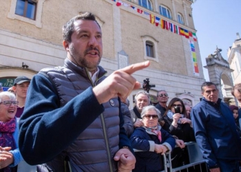 Famiglia Cristiana racconta Salvini. Storie nostrane di saltatori sul carretto del vincente