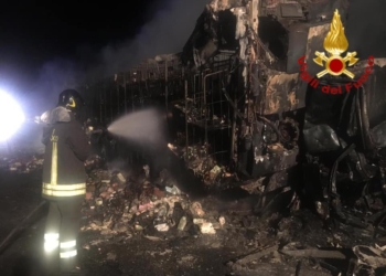Fiamme lungo l’Autostrada, tir divorato dalle fiamme