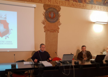 Amelia è pronta a firmare l’atto costitutivo dell’Associazione Umbra Rievocazioni Storiche