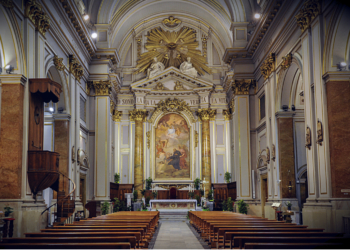 Amelia dona copia della croce di Mons. Geraldini a Civitavecchia