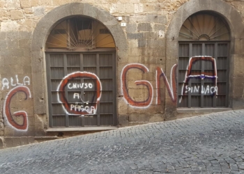 “Vergogna”, vernice spray sui muri e sulle porte del Museo delle Maioliche Medievali e Rinascimentali