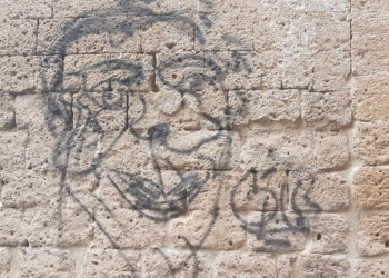 Raid vandalico nella notte, imbrattati i muri del quartiere medievale della Rupe. Sfregiata anche la Chiesa di San Giovenale