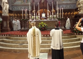 E’ il giorno del Corpus Domini, accolti i pellegrini della Marcia della Fede. Tutto pronto per l’uscita del corteo