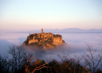 La Città che muore e il Bosco delle Fate: Viaggio tra Civita e il Bosco del Sasseto