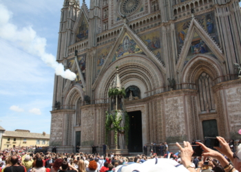 Ad Orvieto si rinnova la tradizione della Palombella. Festa anche il pomeriggio con il corteo dei figuranti e il Torneo del balestrieri