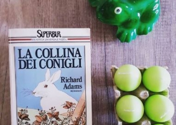 Due amiche in biblioteca per una wishlist di letture estive