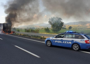 Tir carico di carta prende fuoco in Autostrada