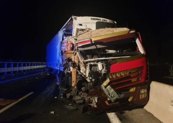 Scontro tra mezzi pesanti lungo l’Autostrada, ferito uno degli autisti