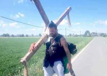 A piedi con una croce sulle spalle da Milano a Roma, ieri Genny ha raggiunto Orvieto