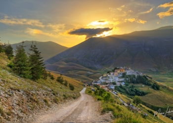 L’alba su Castelluccio di Norcia raccontata dagli scatti di Marco Ludovisi