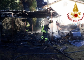 Via vai di sirene nelle prime ore del mattino, a fuoco annesso agricolo con all’interno bombole di gas