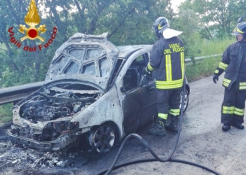 Auto in fiamme nei pressi della centrale di Baschi