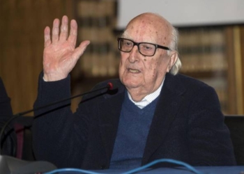 I Lettori Portatili leggono Camilleri nel cortile della Libreria Valente