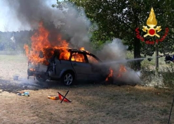 Auto in fiamme, i vigili del fuoco intervengono lungo la Statale tra Baschi e Todi