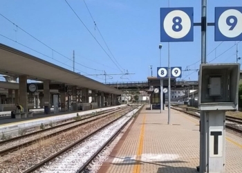 Treni, giornata drammatica sulla Roma – Firenze a causa di un incendio ad una centralina. Continuano i forti disagi per viaggiatori e pendolari