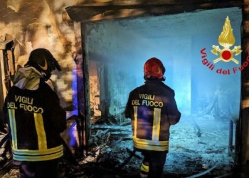 Vasto incendio nella notte al centro ittico Cooperativa Pescatori “Valle dell’Oro”, le fiamme distruggono la struttura