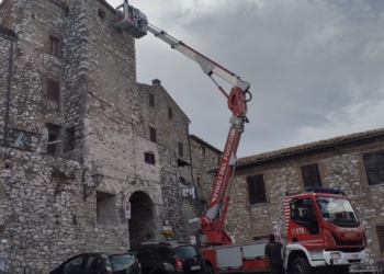 Tegole pericolanti nel centro storico di Montecchio, intervento dei Vvff