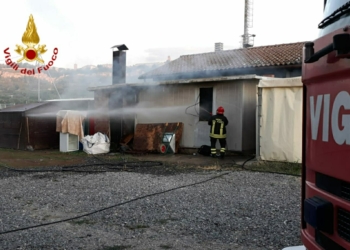 Container-cucina in fiamme a Sferracavallo. In fumo derrate ed utensili