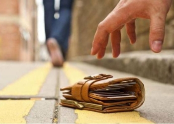 Perde il portafogli al ristorante con 600 euro, la ricompensa per la commessa finisce però nel barattolo per le mance