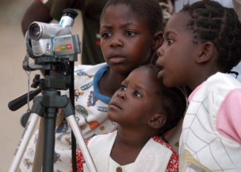 “A piedi, costeggiando la savana alberata”, i bambini dello Zimbabwe hanno bisogno di istruzione