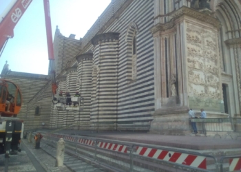 Nuova ispezione all’area danneggiata del Duomo di Orvieto, intervento dei Vvff su piattaforma speciale. Terminato lo stato di emergenza