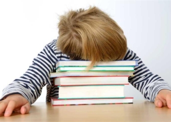 Compiti a casa per i ragazzi del tempo prolungato, alcuni genitori: “Un paradosso pedagogico”