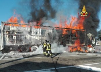 Incendio in autostrada, a fuoco tir carico di carta